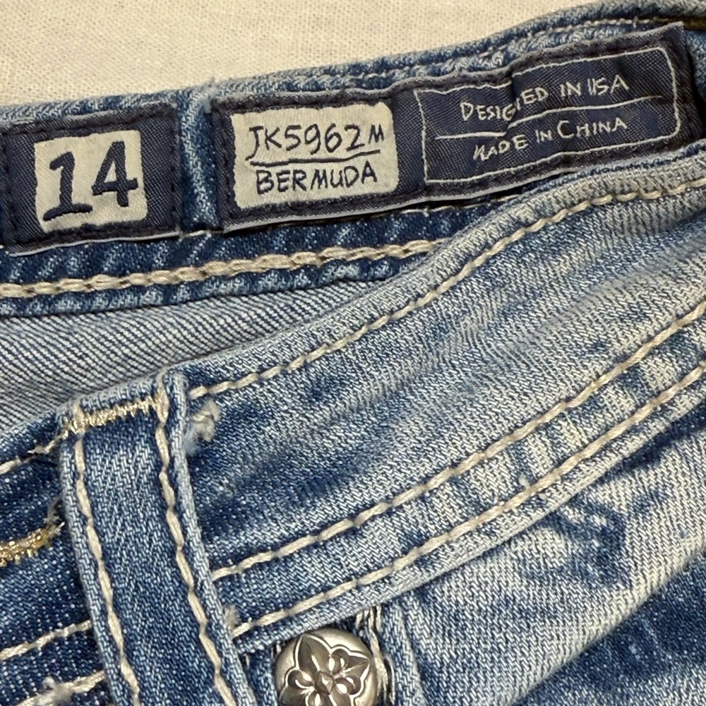 Miss Me Bermuda Size 14 Distressed Vintage Look Capris Shorts - Picture 4 of 5